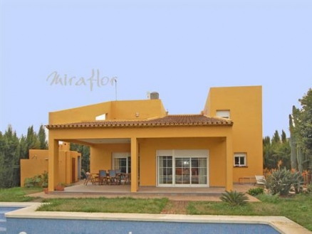 Villa for sale in town 68898