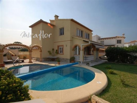 Villa for sale in town 68916