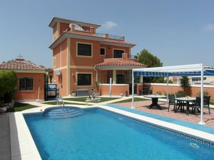 Villa for sale in town 104500