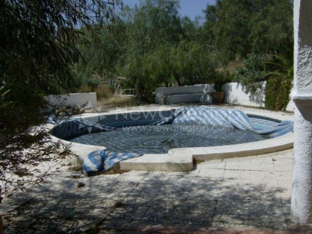 Villa for sale in town, Spain 81302