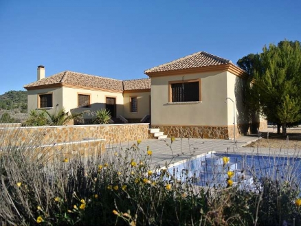 Villa for sale in town, Spain 167836