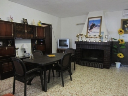 Villa for sale in town, Spain 184976