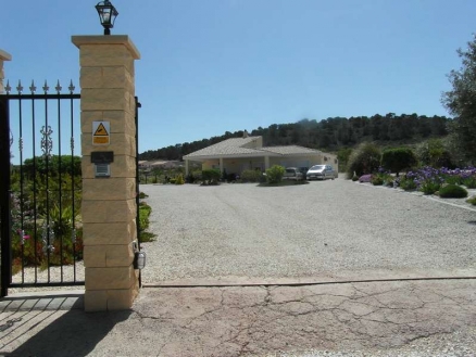 Villa for sale in town, Spain 185059