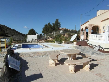 Villa for sale in town, Spain 185060