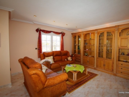 Villa for sale in town, Spain 185430