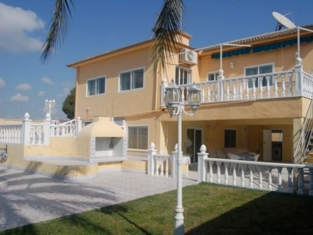 Villa for sale in town 216562