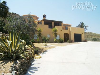 Villa for sale in town, Spain 252755