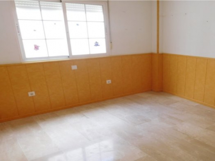  3 bedroom Apartment 256867