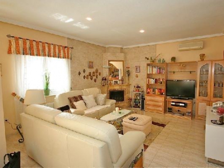 Villa for sale in town, Spain 273046