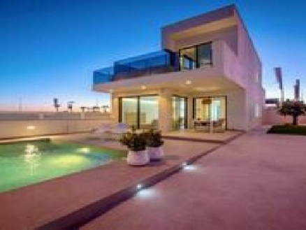 Villa for sale in town, Spain 273770