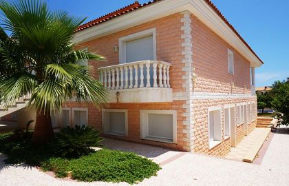 Villa for sale in town, Spain 279595