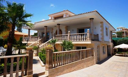 Villa for sale in town, Spain 279596