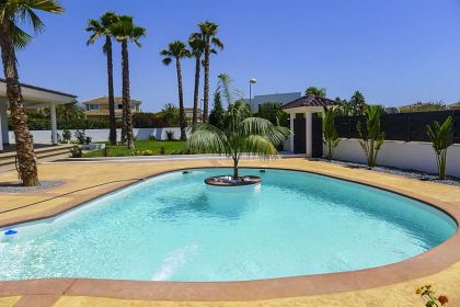 Villa for sale in town, Spain 279702