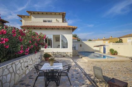 Villa for sale in town, Spain 279714