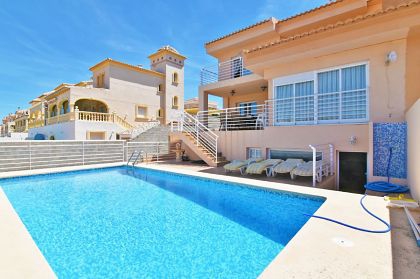 Villa for sale in town, Spain 281058